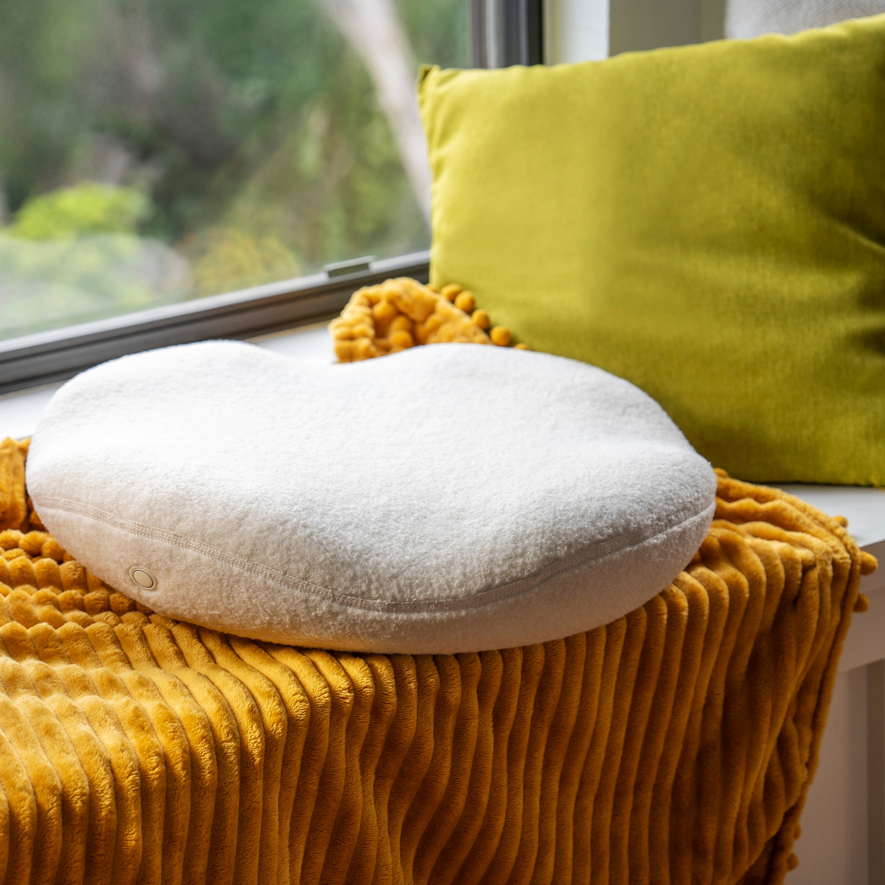 Stunning Therapeutic Heated Cat Beds image